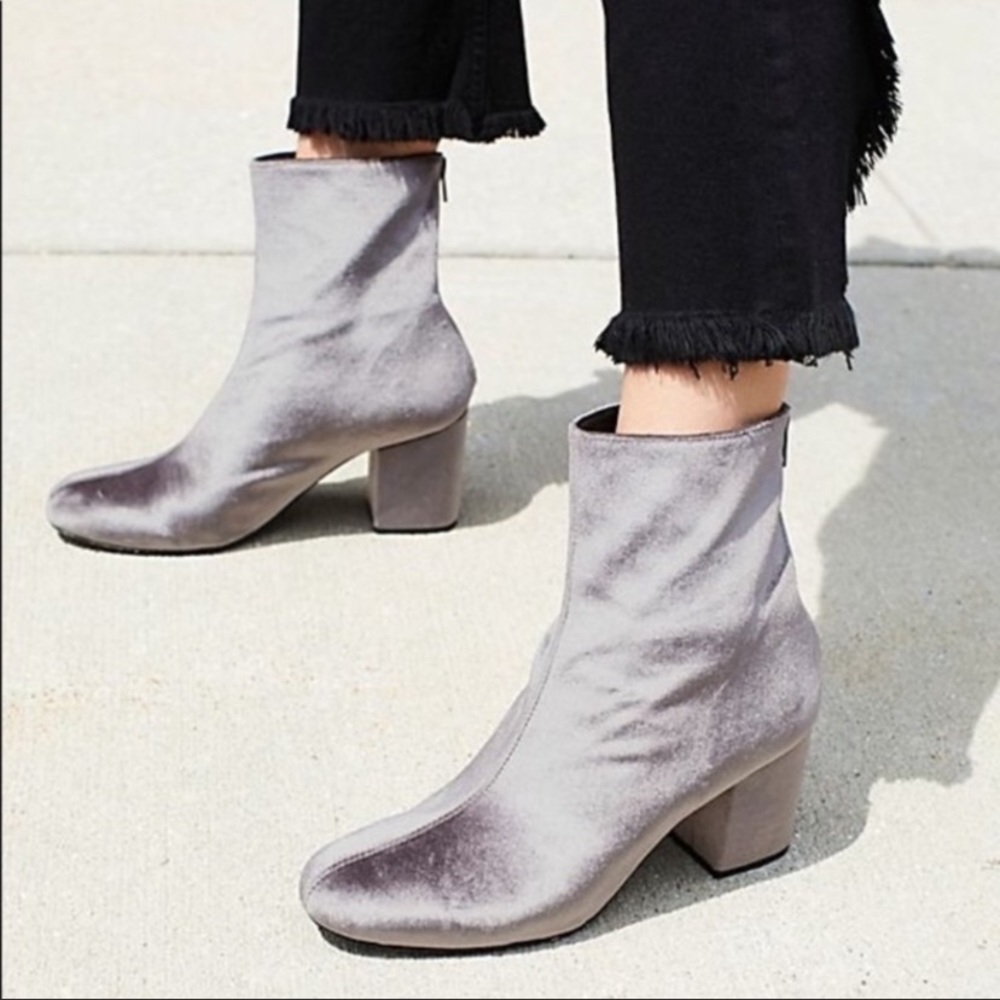 Free People 8 Cecile Velvet Gray Ankle Booties